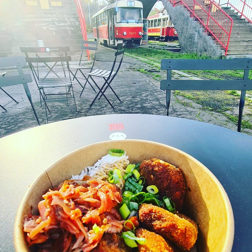 Street food z okénka — a vozy v pozadí